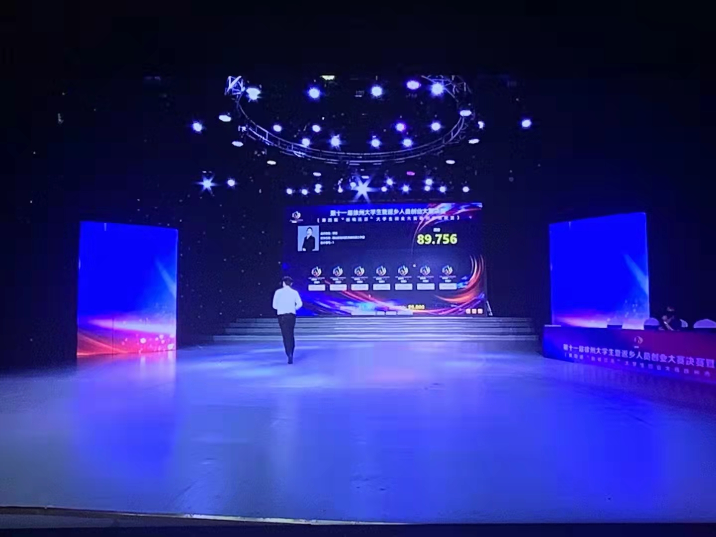 歌唱比赛现场打分系统：实时多评委排名，确保公平透明，让比赛更有科技感