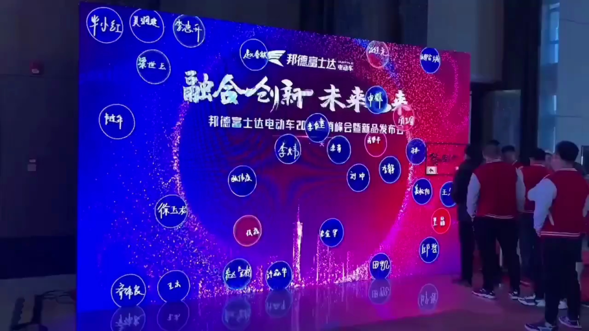 设计一场泡泡环绕的签到体验：科技与创意的完美结合